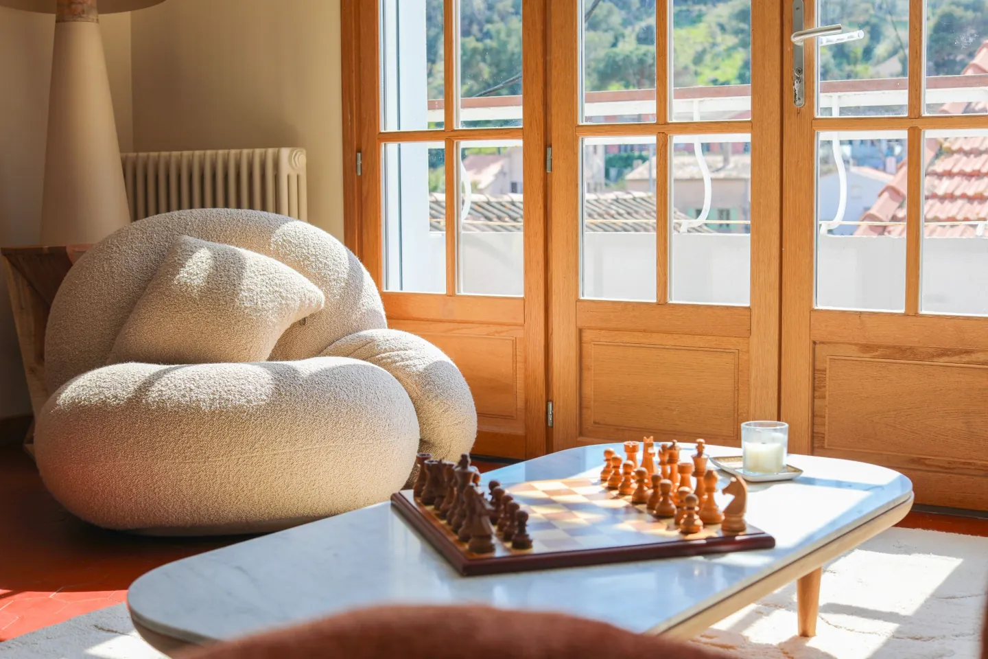Salon confortable d’un logement de vacances